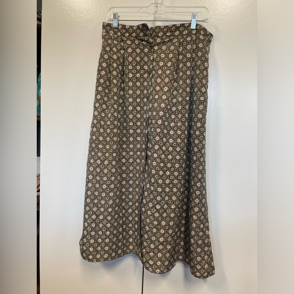 Vintage skirt. Button front.  Comfortable. Great pattern. Size large.